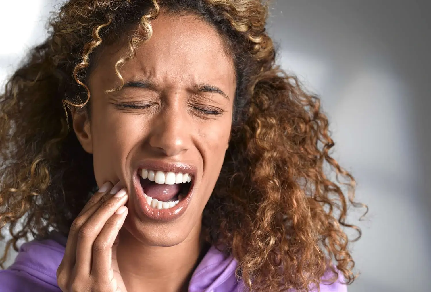 How Can You Soothe Sensitivity After a Teeth Whitening Session Guildford?